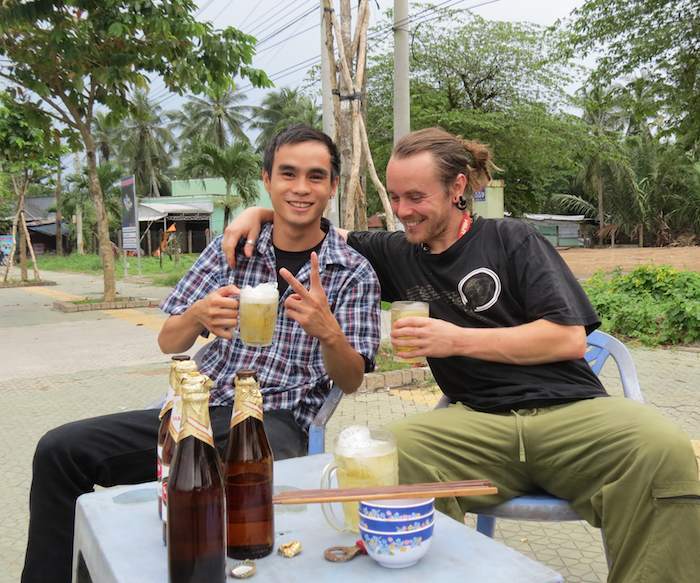 Ben Tre pose Bière Saigon - Julien et Son
